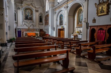 Şehrin koruyucu azizine adanmış çok eski bir kilise. Kesinlikle 9. yüzyılın ikinci yarısına kadar uzanıyor. Sunağın altında, bir vazonun içinde, Santa Reparata 'nın kalıntıları korunuyor.