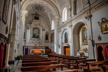 Şehrin koruyucu azizine adanmış çok eski bir kilise. Kesinlikle 9. yüzyılın ikinci yarısına kadar uzanıyor. Sunağın altında, bir vazonun içinde, Santa Reparata 'nın kalıntıları korunuyor.