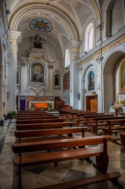 Şehrin koruyucu azizine adanmış çok eski bir kilise. Kesinlikle 9. yüzyılın ikinci yarısına kadar uzanıyor. Sunağın altında, bir vazonun içinde, Santa Reparata 'nın kalıntıları korunuyor.