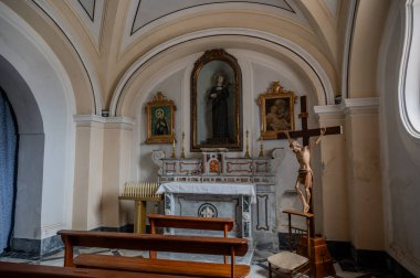 Şehrin koruyucu azizine adanmış çok eski bir kilise. Kesinlikle 9. yüzyılın ikinci yarısına kadar uzanıyor. Sunağın altında, bir vazonun içinde, Santa Reparata 'nın kalıntıları korunuyor.