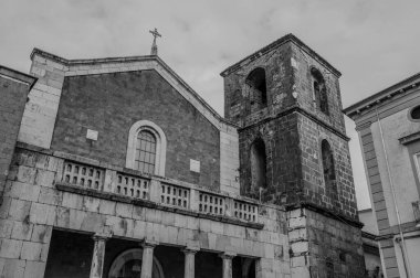 San Clemente Katedrali Teano şehrinin başlıca ibadet yeri ve Teano-Calvi piskoposluğunun merkezidir.
