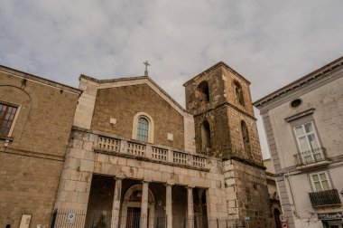 San Clemente Katedrali Teano şehrinin başlıca ibadet yeri ve Teano-Calvi piskoposluğunun merkezidir.
