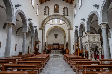 San Clemente Katedrali Teano şehrinin başlıca ibadet yeri ve Teano-Calvi piskoposluğunun merkezidir.