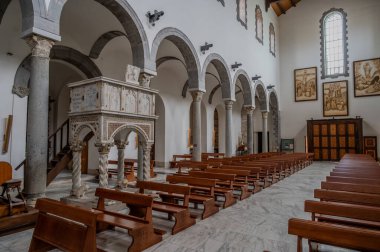 San Clemente Katedrali Teano şehrinin başlıca ibadet yeri ve Teano-Calvi piskoposluğunun merkezidir.
