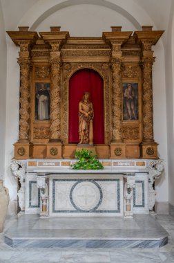 San Clemente Katedrali Teano şehrinin başlıca ibadet yeri ve Teano-Calvi piskoposluğunun merkezidir.