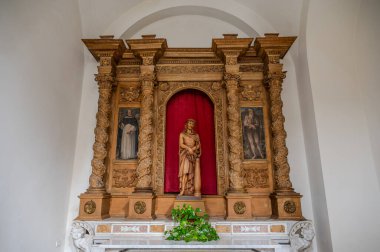San Clemente Katedrali Teano şehrinin başlıca ibadet yeri ve Teano-Calvi piskoposluğunun merkezidir.