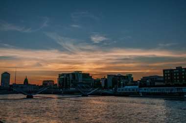 İrlanda Cumhuriyeti 'nin başkenti Dublin, İrlanda' nın doğu kıyısında, Liffey Nehri 'nin ağzında yer alır..