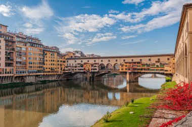 Ponte Vecchio Floransa 'da Arno Nehri üzerinde tarihi bir köprüdür. Köprü Santa Maria üzerinden de 'Guicciardini üzerinden bağlanıyor..