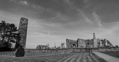 Klonmacnoise, zamanın ana doğu yollarının kesiştiği yer olan St Ciarn tarafından 545 yılında orta İrlanda 'dan Eiscir Riada' ya kurulmuştur..