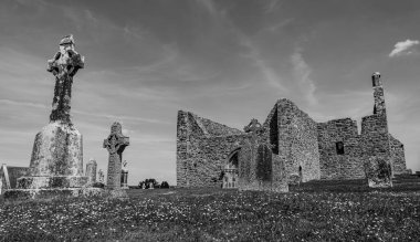 Klonmacnoise, zamanın ana doğu yollarının kesiştiği yer olan St Ciarn tarafından 545 yılında orta İrlanda 'dan Eiscir Riada' ya kurulmuştur..
