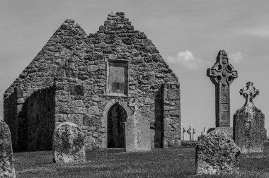 Klonmacnoise, zamanın ana doğu yollarının kesiştiği yer olan St Ciarn tarafından 545 yılında orta İrlanda 'dan Eiscir Riada' ya kurulmuştur..