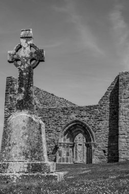 Klonmacnoise, zamanın ana doğu yollarının kesiştiği yer olan St Ciarn tarafından 545 yılında orta İrlanda 'dan Eiscir Riada' ya kurulmuştur..