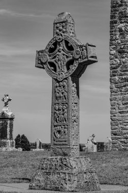 Klonmacnoise, zamanın ana doğu yollarının kesiştiği yer olan St Ciarn tarafından 545 yılında orta İrlanda 'dan Eiscir Riada' ya kurulmuştur..