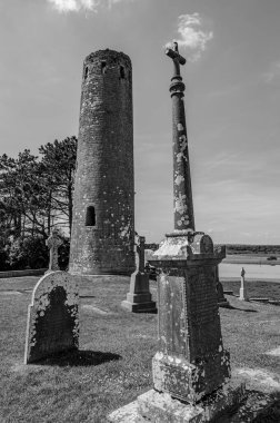 Klonmacnoise, zamanın ana doğu yollarının kesiştiği yer olan St Ciarn tarafından 545 yılında orta İrlanda 'dan Eiscir Riada' ya kurulmuştur..