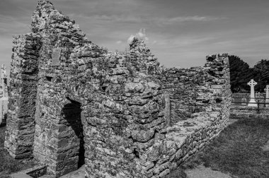 Klonmacnoise, zamanın ana doğu yollarının kesiştiği yer olan St Ciarn tarafından 545 yılında orta İrlanda 'dan Eiscir Riada' ya kurulmuştur..