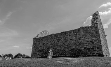 Klonmacnoise, zamanın ana doğu yollarının kesiştiği yer olan St Ciarn tarafından 545 yılında orta İrlanda 'dan Eiscir Riada' ya kurulmuştur..