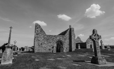 Klonmacnoise, zamanın ana doğu yollarının kesiştiği yer olan St Ciarn tarafından 545 yılında orta İrlanda 'dan Eiscir Riada' ya kurulmuştur..