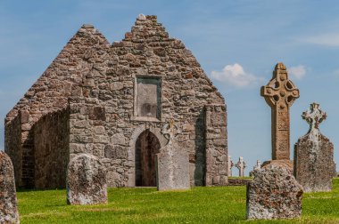 Klonmacnoise, zamanın ana doğu yollarının kesiştiği yer olan St Ciarn tarafından 545 yılında orta İrlanda 'dan Eiscir Riada' ya kurulmuştur..