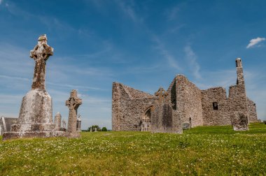 Klonmacnoise, zamanın ana doğu yollarının kesiştiği yer olan St Ciarn tarafından 545 yılında orta İrlanda 'dan Eiscir Riada' ya kurulmuştur..