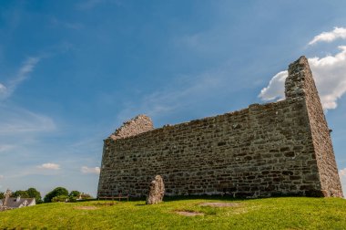 Klonmacnoise, zamanın ana doğu yollarının kesiştiği yer olan St Ciarn tarafından 545 yılında orta İrlanda 'dan Eiscir Riada' ya kurulmuştur..