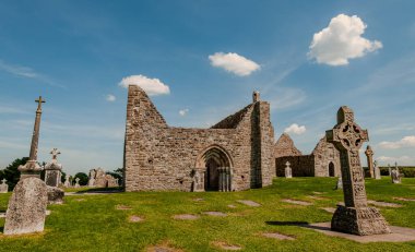 Klonmacnoise, zamanın ana doğu yollarının kesiştiği yer olan St Ciarn tarafından 545 yılında orta İrlanda 'dan Eiscir Riada' ya kurulmuştur..