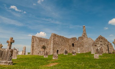 Klonmacnoise, zamanın ana doğu yollarının kesiştiği yer olan St Ciarn tarafından 545 yılında orta İrlanda 'dan Eiscir Riada' ya kurulmuştur..