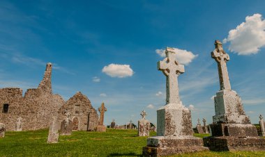 Klonmacnoise, zamanın ana doğu yollarının kesiştiği yer olan St Ciarn tarafından 545 yılında orta İrlanda 'dan Eiscir Riada' ya kurulmuştur..