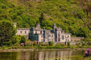 19. yüzyılda İngiliz finansör ve parlamenter Mitchell Henry tarafından Neo-Gotik tarzda inşa edilmiştir.