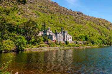 19. yüzyılda İngiliz finansör ve parlamenter Mitchell Henry tarafından Neo-Gotik tarzda inşa edilmiştir.