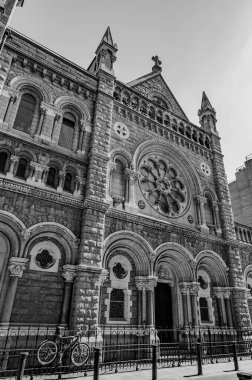 Hareketli İrlanda başkentinin kalbinde dini bağlılığın olduğu bir yer. 1700 'lere dayanan bu harika ibadethanenin, merkezi bir gül penceresi olan muhteşem bir cephesi var..