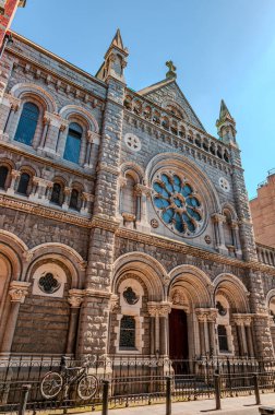 Hareketli İrlanda başkentinin kalbinde dini bağlılığın olduğu bir yer. 1700 'lere dayanan bu harika ibadethanenin, merkezi bir gül penceresi olan muhteşem bir cephesi var..