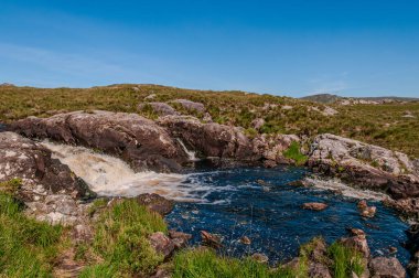 Batı İrlanda 'nın müstehcen dağlarla (12 Tepenin sıradağları) karakterize edilmiş korunan doğal alanı, turba bataklıkları, bozkırlar ve ormanlar genişliyor..