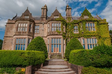 İrlanda, Killarney 'deki Muckross Evi, Kerry ilçesi. William Burn tarafından tasarlandı ve 1843 'te inşa edildi. Görünüm