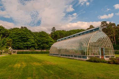 İrlanda, Killarney 'deki Muckross Evi, Kerry ilçesi. William Burn tarafından tasarlandı ve 1843 'te inşa edildi. Görünüm