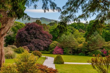 İrlanda, Killarney 'deki Muckross Evi, Kerry ilçesi. William Burn tarafından tasarlandı ve 1843 'te inşa edildi. Görünüm