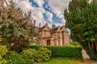 İrlanda, Killarney 'deki Muckross Evi, Kerry ilçesi. William Burn tarafından tasarlandı ve 1843 'te inşa edildi. Görünüm