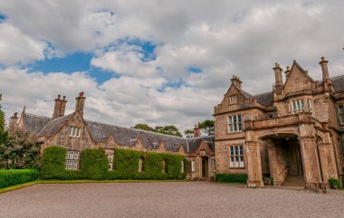 İrlanda, Killarney 'deki Muckross Evi, Kerry ilçesi. William Burn tarafından tasarlandı ve 1843 'te inşa edildi. Görünüm