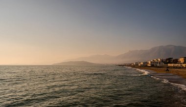 Marina di Minturno, Lazio, İtalya. Kışın deniz
