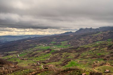 Molise, Adriyatik Denizi kıyısında uzanan bir İtalyan dağlık bölgesidir. Apennine Dağları 'ndaki Abruzzo Milli Parkı' nın zengin bir kısmını kapsıyor..
