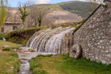 Santa Maria del Molise, Isernia 'daki River Park' ta. Bu, su kanallarının aktığı, göletler ve şelalelerin doğduğu tepelere daldırılmış gerçek bir inci..