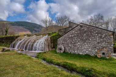 Santa Maria del Molise, Isernia 'daki River Park' ta. Bu, su kanallarının aktığı, göletler ve şelalelerin doğduğu tepelere daldırılmış gerçek bir inci..