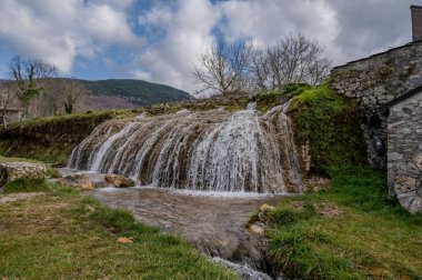 Santa Maria del Molise, Isernia 'daki River Park' ta. Bu, su kanallarının aktığı, göletler ve şelalelerin doğduğu tepelere daldırılmış gerçek bir inci..