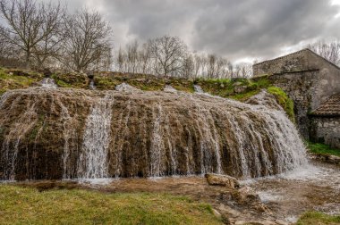 Santa Maria del Molise, Isernia 'daki River Park' ta. Bu, su kanallarının aktığı, göletler ve şelalelerin doğduğu tepelere daldırılmış gerçek bir inci..