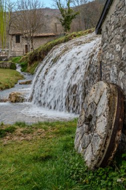 Santa Maria del Molise, Isernia 'daki River Park' ta. Bu, su kanallarının aktığı, göletler ve şelalelerin doğduğu tepelere daldırılmış gerçek bir inci..