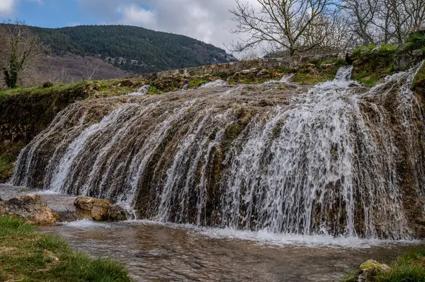 Santa Maria del Molise, Isernia 'daki River Park' ta. Bu, su kanallarının aktığı, göletler ve şelalelerin doğduğu tepelere daldırılmış gerçek bir inci..