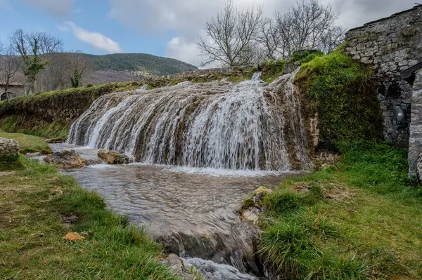 Santa Maria del Molise, Isernia 'daki River Park' ta. Bu, su kanallarının aktığı, göletler ve şelalelerin doğduğu tepelere daldırılmış gerçek bir inci..