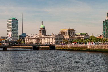 İrlanda Cumhuriyeti 'nin başkenti Dublin, İrlanda' nın doğu kıyısında, Liffey Nehri 'nin ağzında yer alır..