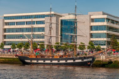 İrlanda Cumhuriyeti 'nin başkenti Dublin, İrlanda' nın doğu kıyısında, Liffey Nehri 'nin ağzında yer alır..
