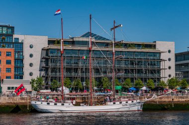 İrlanda Cumhuriyeti 'nin başkenti Dublin, İrlanda' nın doğu kıyısında, Liffey Nehri 'nin ağzında yer alır..