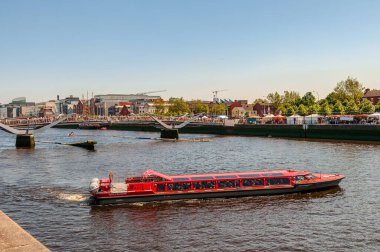 İrlanda Cumhuriyeti 'nin başkenti Dublin, İrlanda' nın doğu kıyısında, Liffey Nehri 'nin ağzında yer alır..